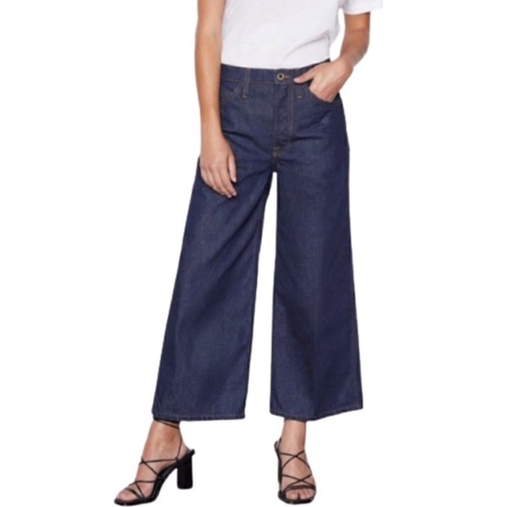 Frame Wide Crop Jeans. Dark blue wide-leg cropped jeans, front button fastening.